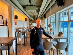 Tommy öppnar Zoft efter ett års väntan