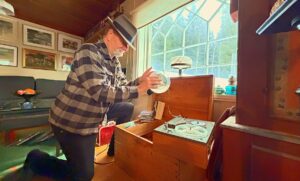 Pojken med rullbandsspelaren 